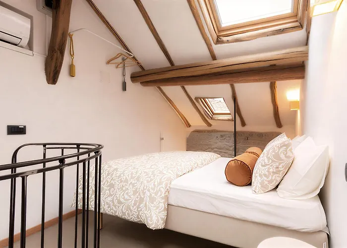 Tiny Loft With Jacuzzi Apartman