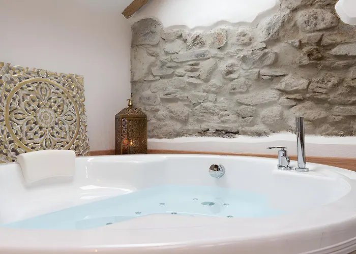 Tiny Loft With Jacuzzi Apartman