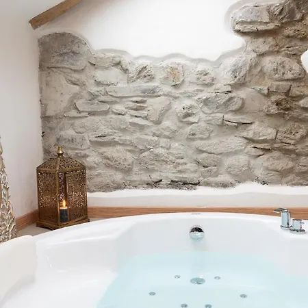 Tiny Loft With Jacuzzi * بيلانو