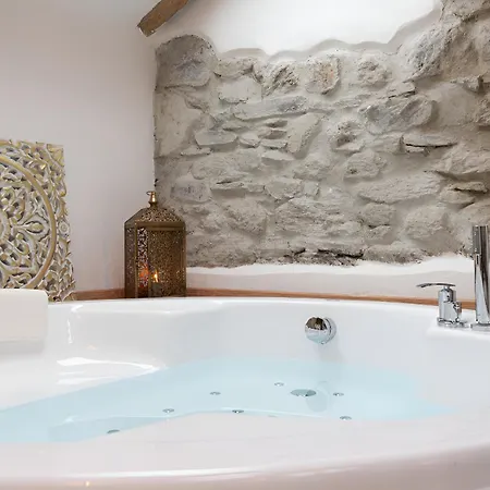 Tiny Loft With Jacuzzi شقة