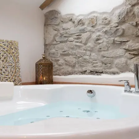 Apartman Tiny Loft With Jacuzzi Bellano