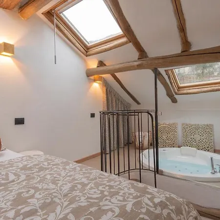 Tiny Loft With Jacuzzi *