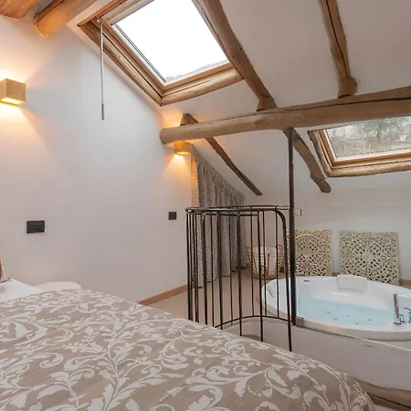 Tiny Loft With Jacuzzi